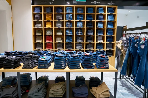 Roma Italia Circa Noviembre 2017 Jeans Expuestos Una Segunda Tienda — Foto de Stock