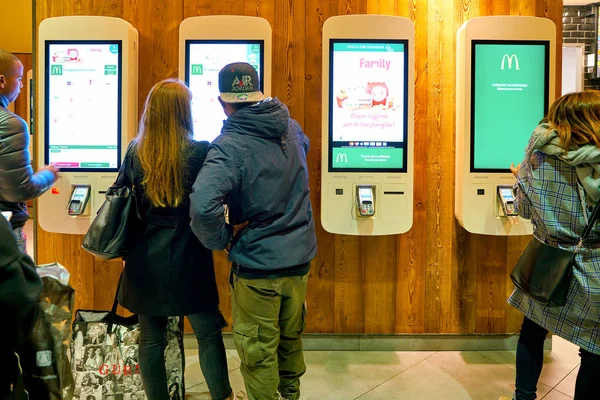 Milan, İtalya - Kasım, 2017 yaklaşık: bir Mcdonald's mağazasında müşteriler sipariş ve kiosklar sipariş kendi kendine ödeme.