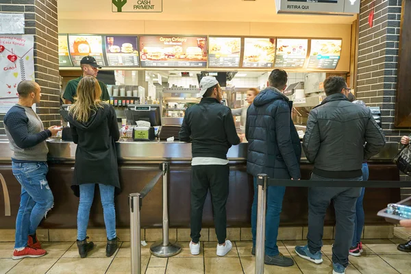 Rome, İtalya - Kasım, 2017 yaklaşık: Mcdonald's Restoran, Roma, insanlar. 