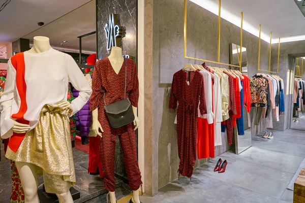 Milan, İtalya - Kasım, 2017 yaklaşık: çeşitli giysiler Rinascente ekranda. Rinascente yüksek kaliteli mağazaları oluşur.