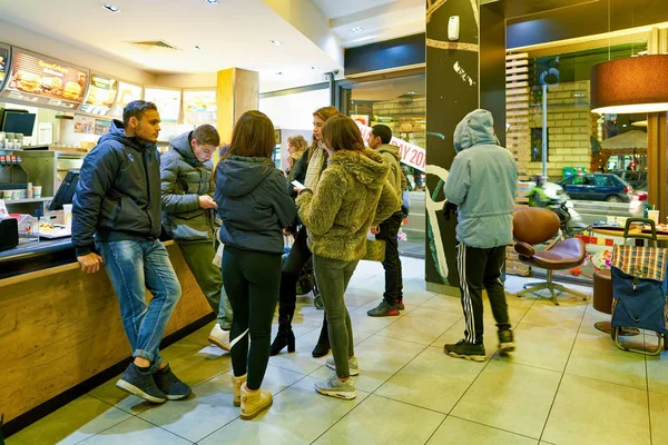 Milan, İtalya - Kasım, 2017 yaklaşık: müşteriler bir Mcdonald's restoranı Milano.
