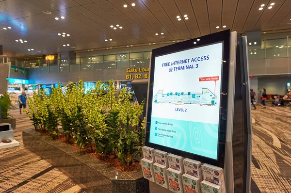 Singapur - Kasım, 2015 yaklaşık: Singapur Changi Havaalanı içinde.