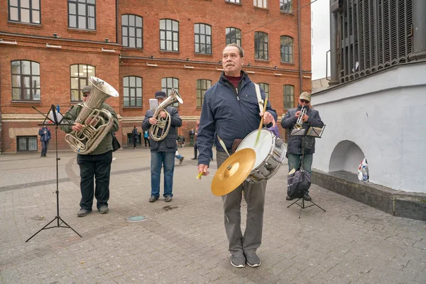 Saint Petersburg Rusia Circa Septiembre 2017 Banda Callejera Toca Música —  Fotos de Stock