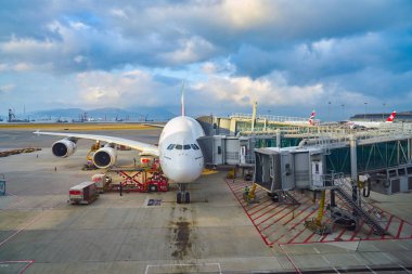 Hong Kong, Çin - Şubat 2019: Emirates Airbus A380-800, Hong Kong Uluslararası Havaalanı pistinde.