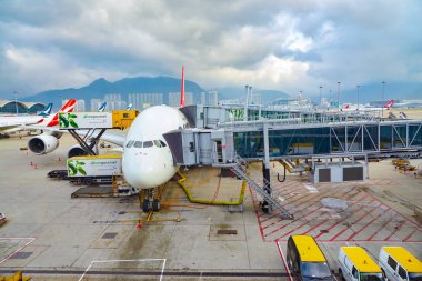 Hong Kong, Çin - Şubat 2019: Qantas Airbus A380-800, Hong Kong Uluslararası Havaalanı'nda pistte.