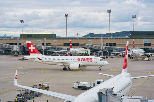 Відстань до міжнародного аеропорту Цюрих — стокове фото