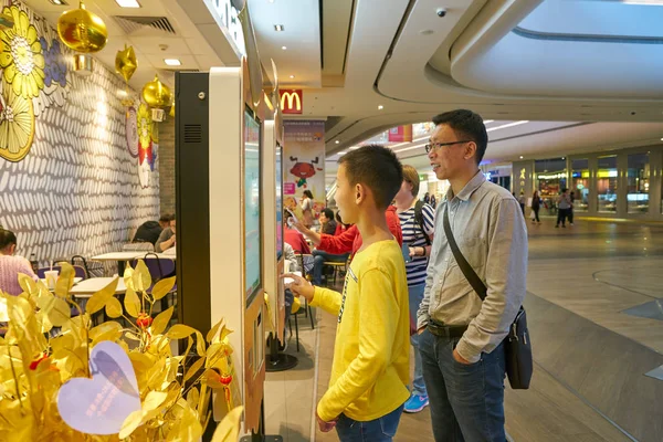 Kiosque d'auto-commande McDonald — Photo