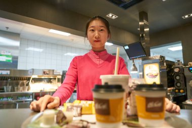 Shenzhen, Çin - Circa Şubat, 2019: Shenzhen Mcdonald's restoranda işçi kapalı portre, Çin.