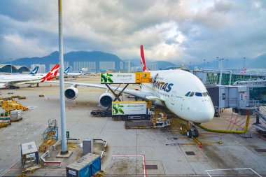 Hong Kong, Çin - Şubat 2019: Qantas Airbus A380-800, Hong Kong Uluslararası Havaalanı'nda pistte.