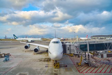 Hong Kong, Çin - Circa Şubat 2019: Lufthansa Boeing 747-8 Hong Kong Uluslararası Havaalanı'nda asfalt üzerinde.