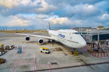 Hong Kong, Çin - Circa Şubat 2019: Lufthansa Boeing 747-8 Hong Kong Uluslararası Havaalanı'nda asfalt üzerinde.