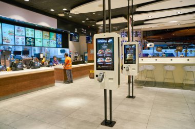 Mcdonald's'ta kendi kendine sipariş veren kiosklar