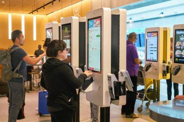 Mcdonald's'ta kendi kendine sipariş veren kiosklar