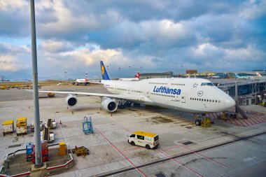 Hong Kong, Çin - Circa Şubat 2019: Lufthansa Boeing 747-8 Hong Kong Uluslararası Havaalanı'nda asfalt üzerinde.