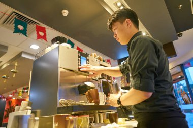 Shenzhen, Çin - Circa Şubat, 2019: işçi Shenzhen Mccafe kahve hazırlamak, Çin