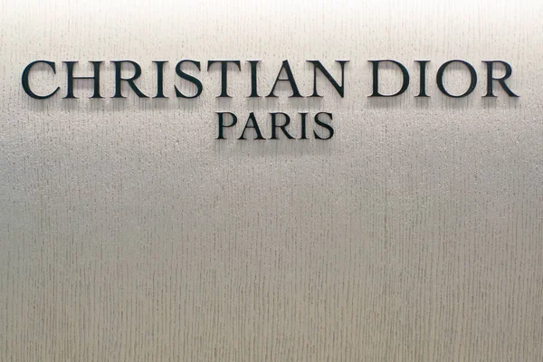 Dubai, Bae - Circa Şubat, 2019: Dubai Duty Free'de Christian Dior tabelasının yakın çekim çekimi.
