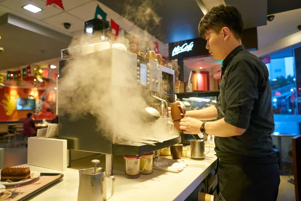 Shenzhen Kina Circa Februari 2019 Arbetstagare Förbereda Kaffe Mccafe Shenzhen — Stockfoto