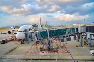 Hong Kong, Çin - Şubat 2019: Emirates Airbus A380-800, Hong Kong Uluslararası Havaalanı pistinde.