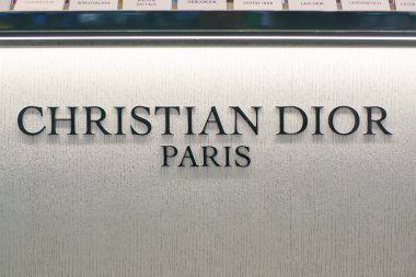 Dubai, Bae - Circa Şubat, 2019: Dubai Duty Free'de Christian Dior tabelasının yakın çekim çekimi.