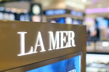 Dubai, Bae - Circa Şubat 2019: Dubai Duty Free'de La Mer tabelasının yakın çekim çekimi.