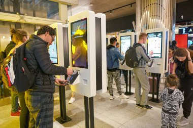 Mcdonald's'ta kendi kendine sipariş veren kiosklar