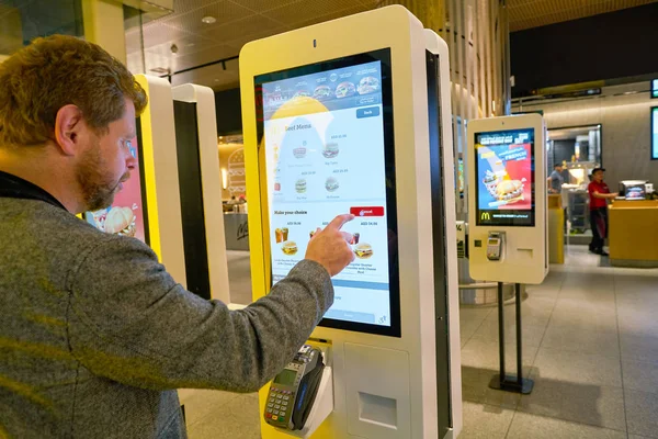 Kiosques auto-commandés chez McDonald's — Photo