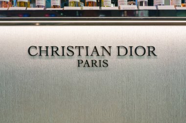 Dubai, Bae - Circa Ocak, 2019: Dubai Duty Free'de Christian Dior tabelasının yakın çekim çekimi.