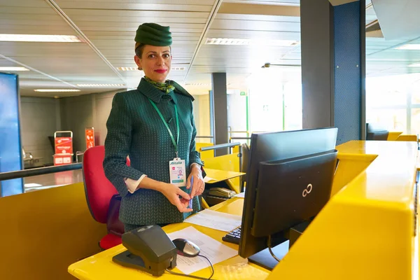 Pracovníci společnosti Alitalia — Stock fotografie