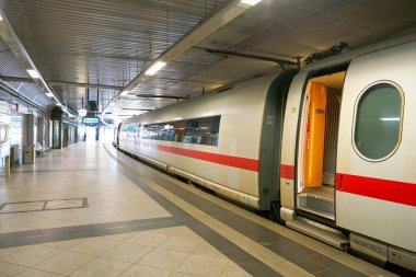 Köln, Almanya - Eylül 2018: Köln, Almanya 'da bir tren görüldü.