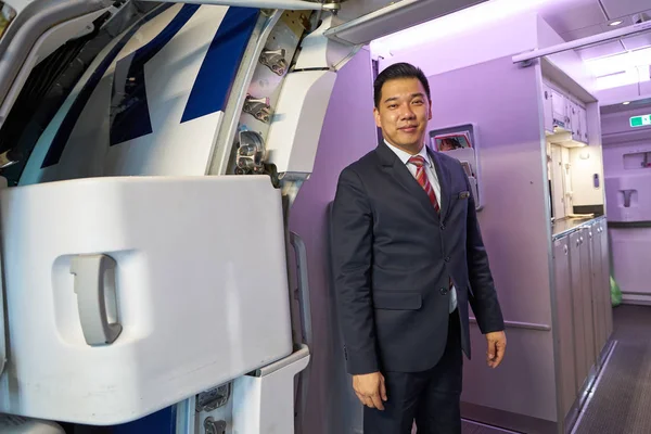 Steward meet passengers on board — Stock Photo, Image