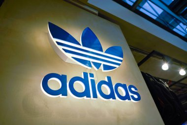 Adidas işareticigüeña pintado cerca del lago, Hotel ibis leucocephalus