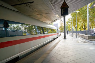 Köln, Almanya - Eylül 2018: Köln, Almanya 'da bir tren görüldü.