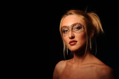 Kadın yüz vücut sanatı ile