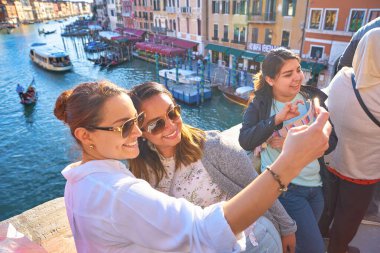 kadın bir selfie alarak.