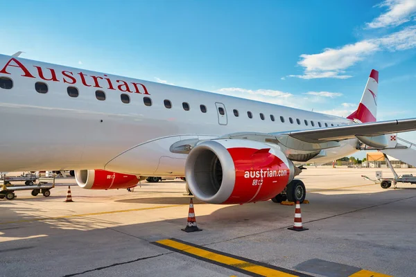 Austrian Airlines Embraer Erj-195E — стоковое фото