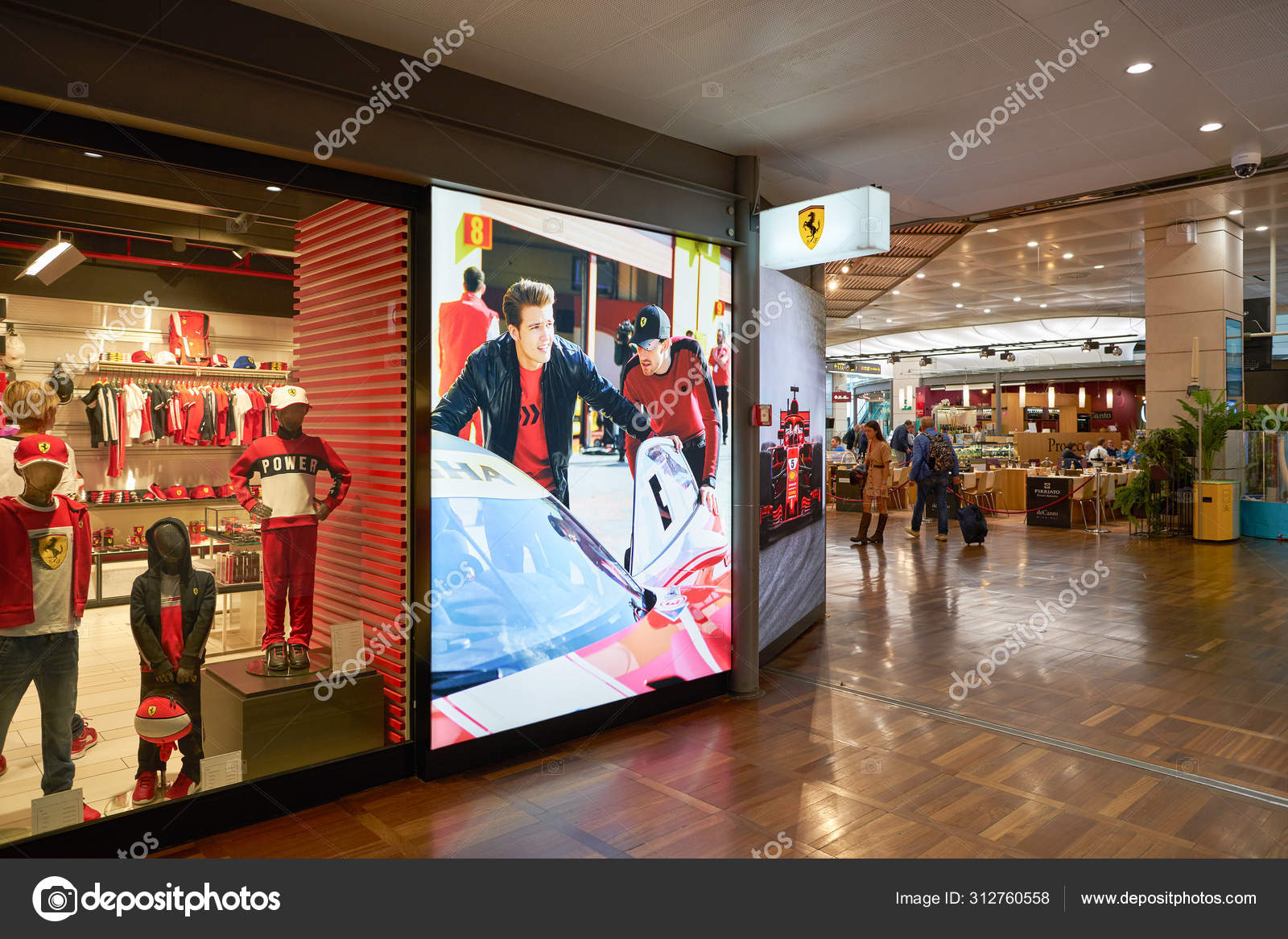 Ferrari store fotos de stock, imágenes de Ferrari store sin royalties |