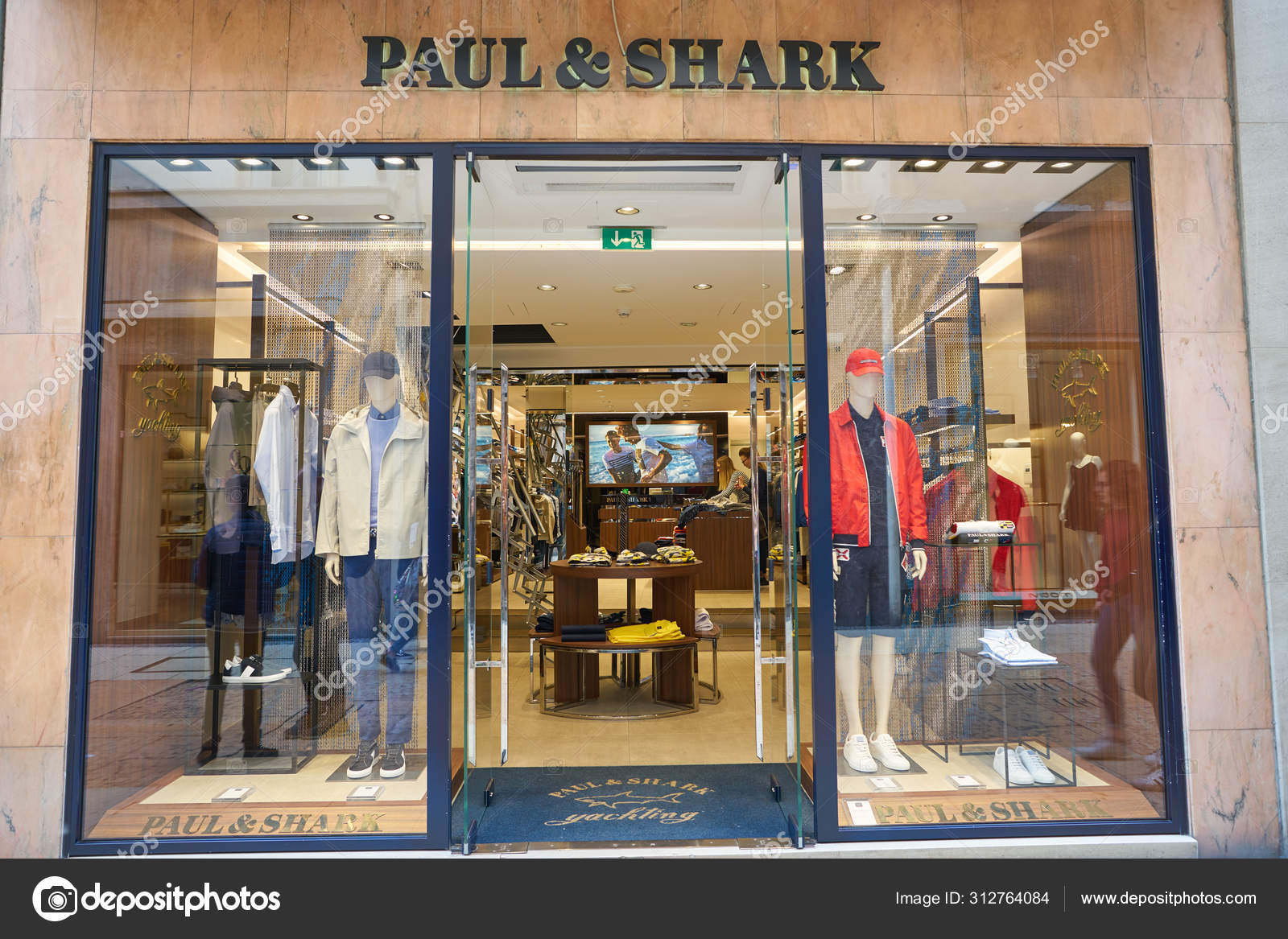 Paul and fotos de stock, imágenes de Paul and shark sin royalties | Depositphotos
