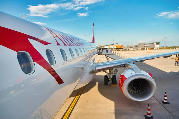 Austrian Airlines Embraer Erj-195E — стоковое фото