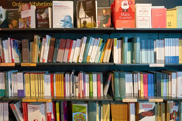 La Feltrinelli — Foto Stock