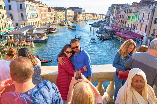 Couple at Rialto Bridge — Stock Photo, Image