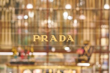 Milan, İtalya - Kasım 2017: Galleria Vittorio Emanuele Ii 'deki Prada tabelasının yakın çekimi.