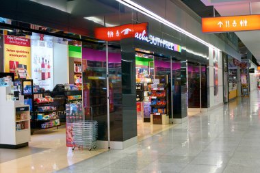 Varşova, Polonya - Kasım 2017: Varşova Chopin Havaalanı 'ndaki Aelia Duty Free mağazasında.