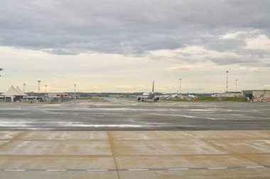 Roma, İtalya - Kasım 2017: Fiumicino Uluslararası Havalimanı gündüz kuşağında 