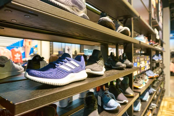 Tienda Adidas —  Fotos de Stock