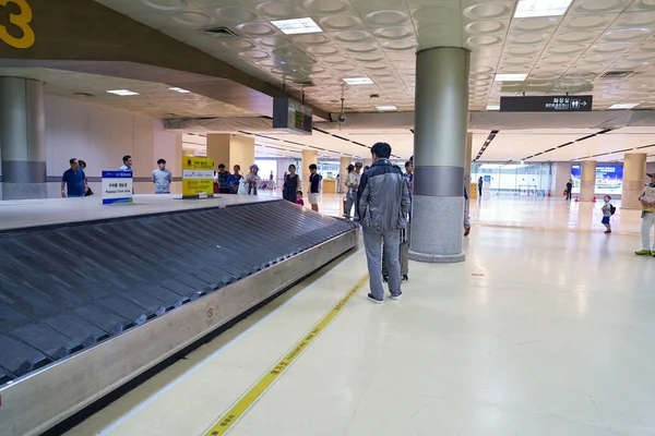 Aire de récupération des bagages à l'aéroport de Gimpo . — Photo