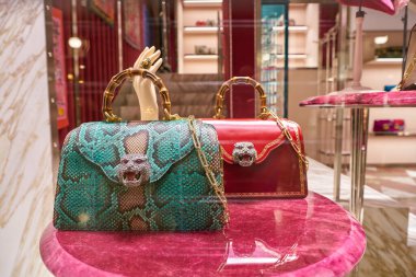 Milan, İtalya - Kasım 2017: Galleria Vittorio Emanuele Ii 'deki Gucci mağazasında bir vitrin gösterisi.