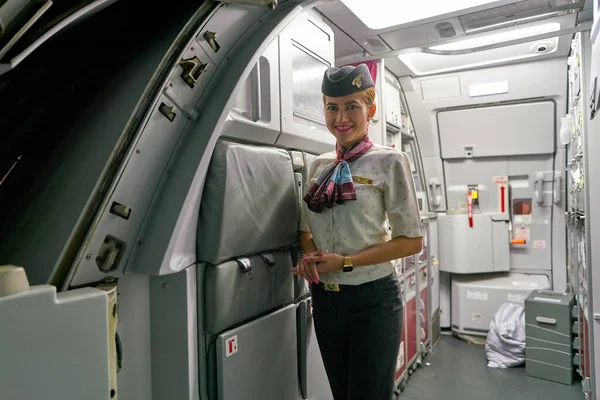 A Qatar Airways személyzetének tagja — Stock Fotó