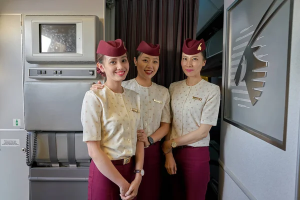 Qatar Airways crew members — Stock Photo, Image