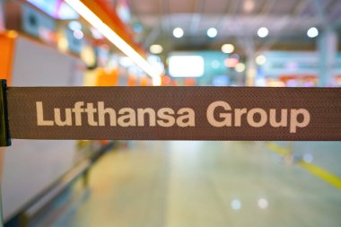 Varşova, Polonya - Kasım 2017: Varşova Chopin Havaalanı 'nda bir kemerin yakın çekimi.