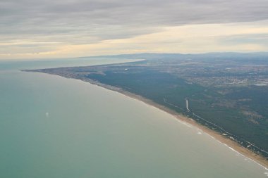 İniş yapan bir uçaktan şehrin penceresine bak. 